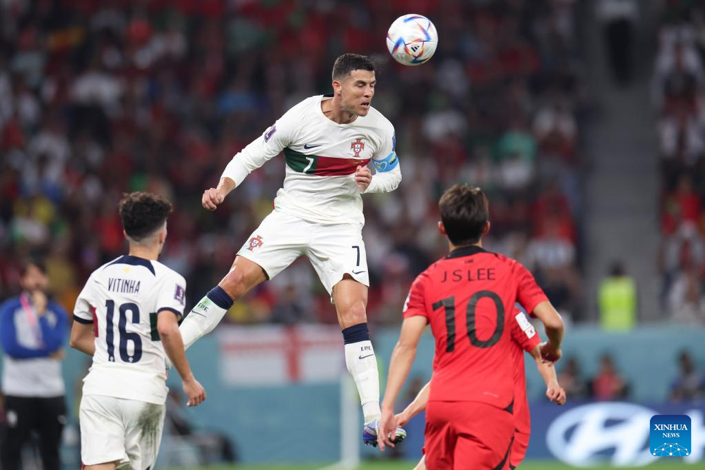 Hwang scores late winner, S. Korea beat Portugal and join last 16