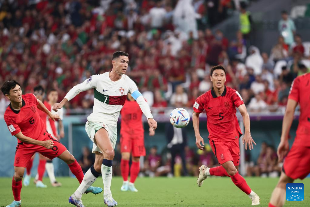 Hwang scores late winner, S. Korea beat Portugal and join last 16