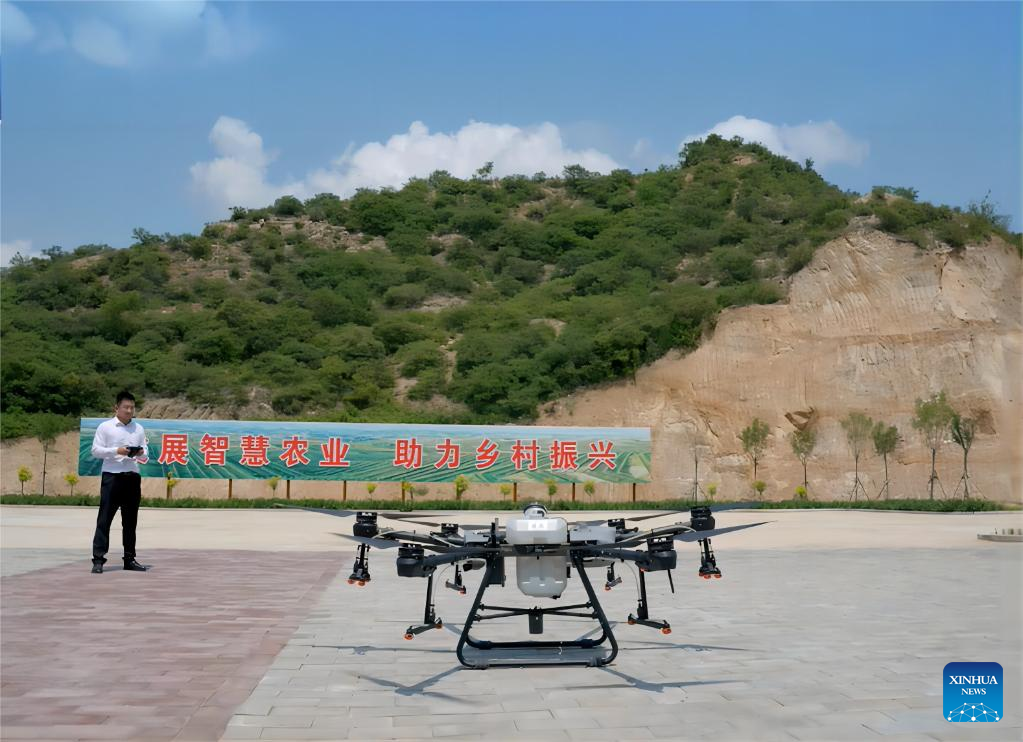 Across China: Overseas returnee opens modern orchards in mountainous village
