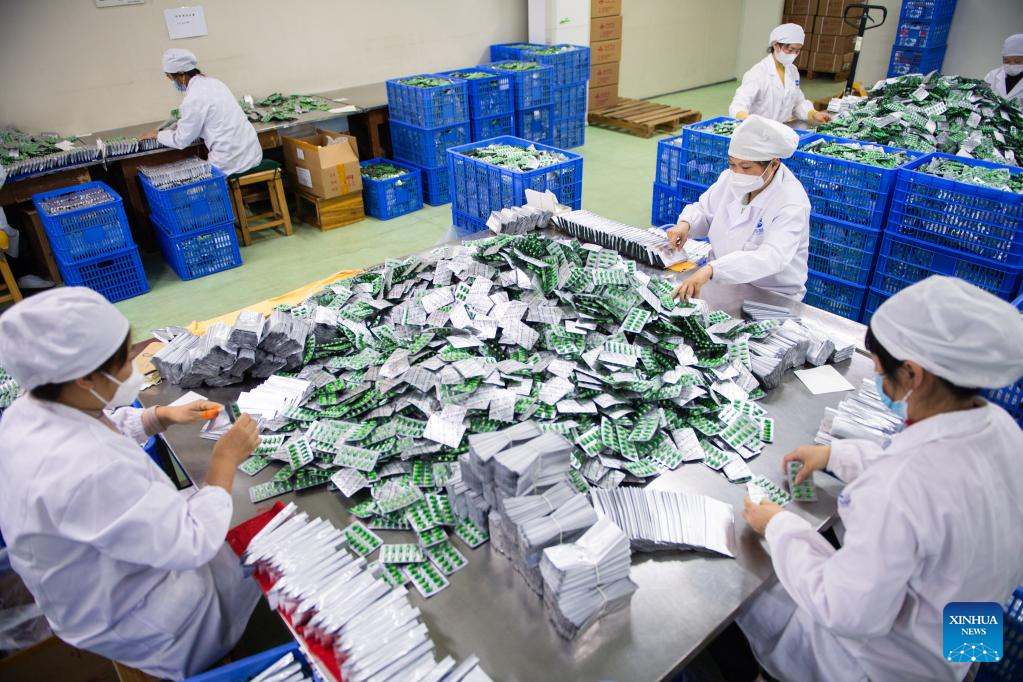 Pharmaceutical companies in China work at full capacity to increase medicine supply