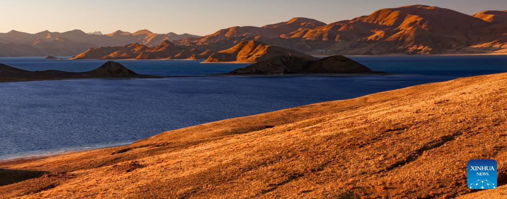 Scenery of Yamdrok Lake in Tibet