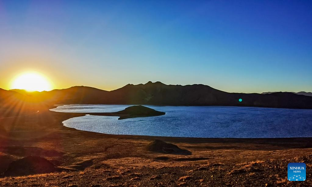 Scenery of Yamdrok Lake in Tibet