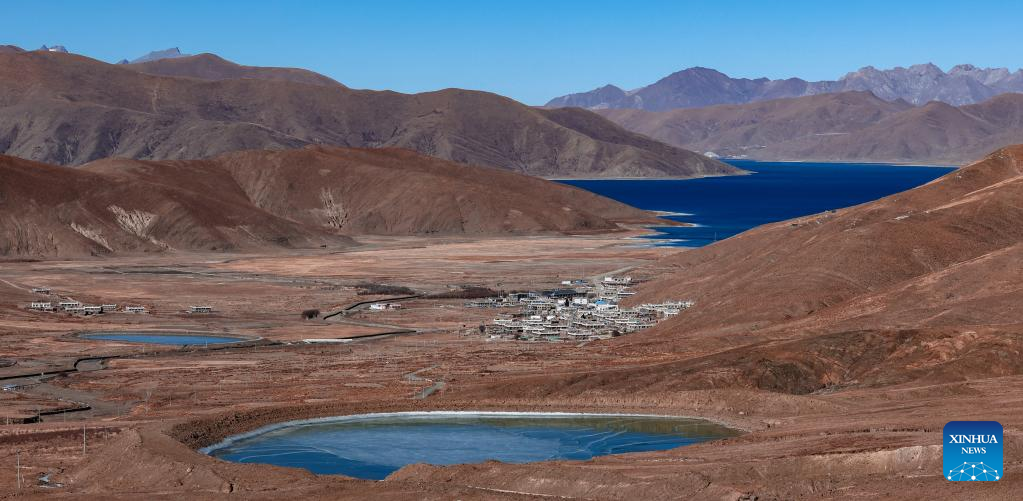 Scenery of Yamdrok Lake in Tibet