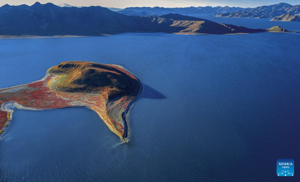 Scenery of Yamdrok Lake in Tibet