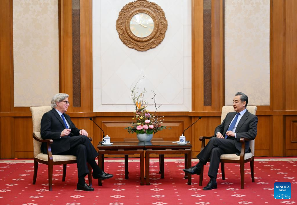 Chinese FM meets co-chair of Board of Trustees of Asia Society