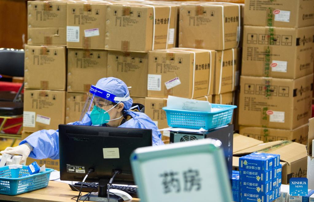Hospitals in Beijing set up makeshift fever clinics to provide medical services
