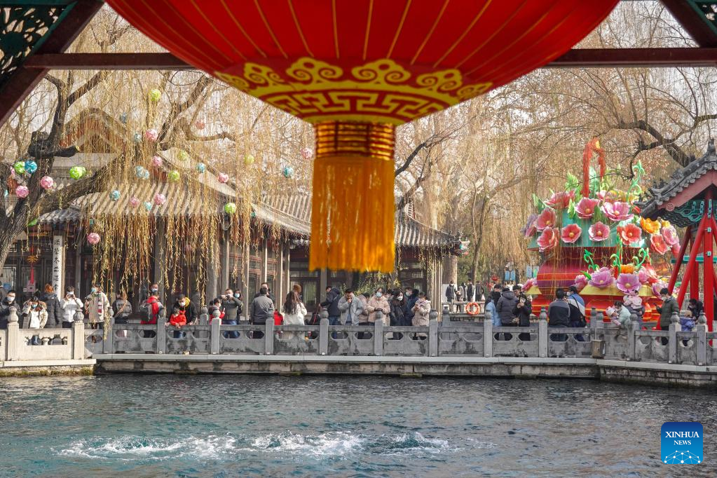Chinese people take part in various leisure activities to spend New Year holiday