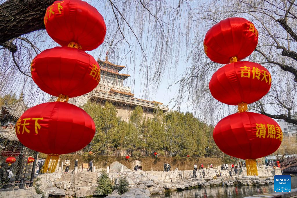 Chinese people take part in various leisure activities to spend New Year holiday