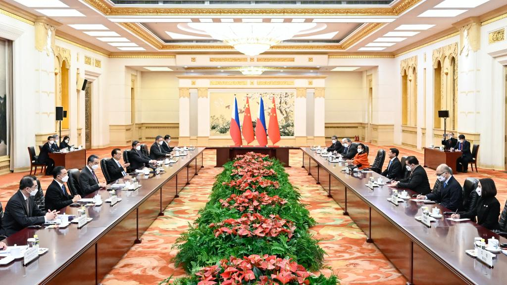 Chinese premier meets Philippine president in Beijing