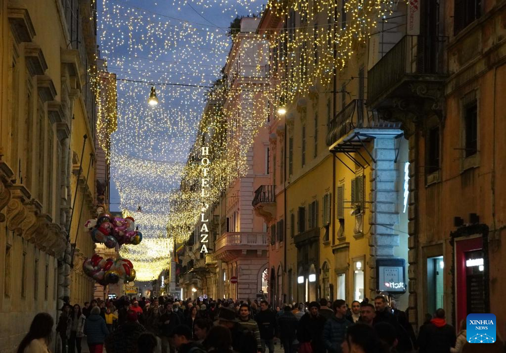 In pics: festive atmosphere in Rome ahead of New Year