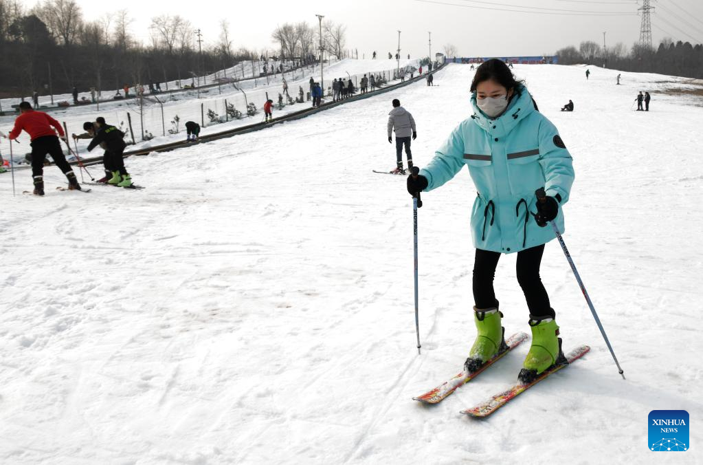 People enjoy ice and snow activities during New Year holiday across China