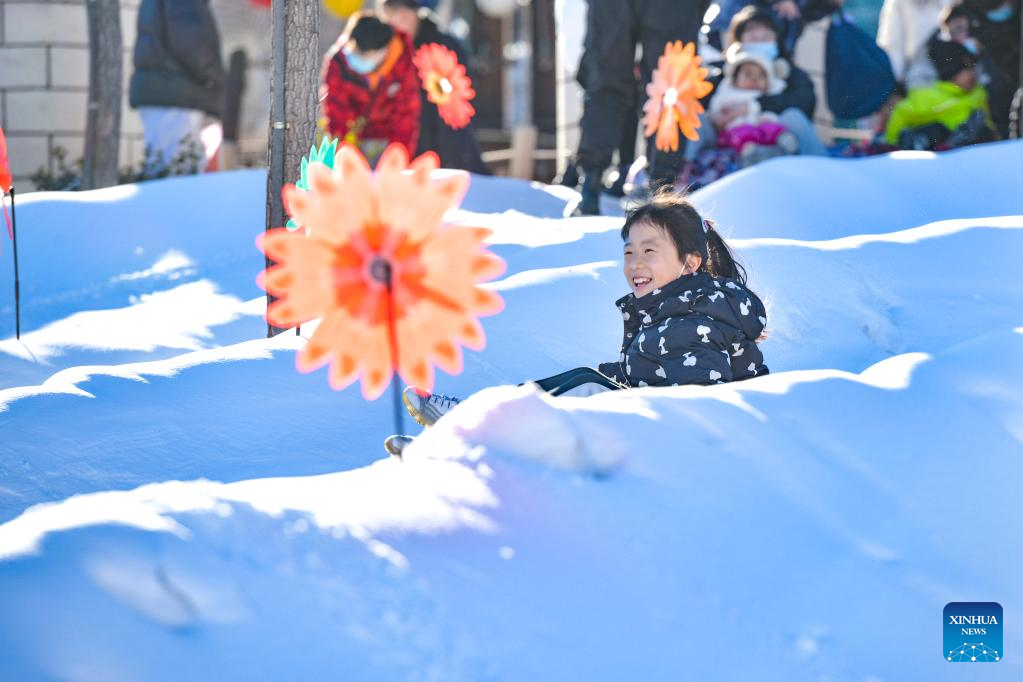 People enjoy ice and snow activities during New Year holiday across China