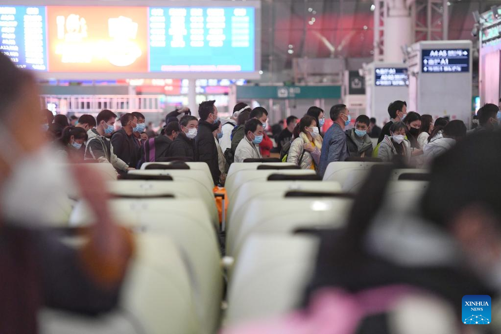 A glimpse of Spring Festival travel rush across China