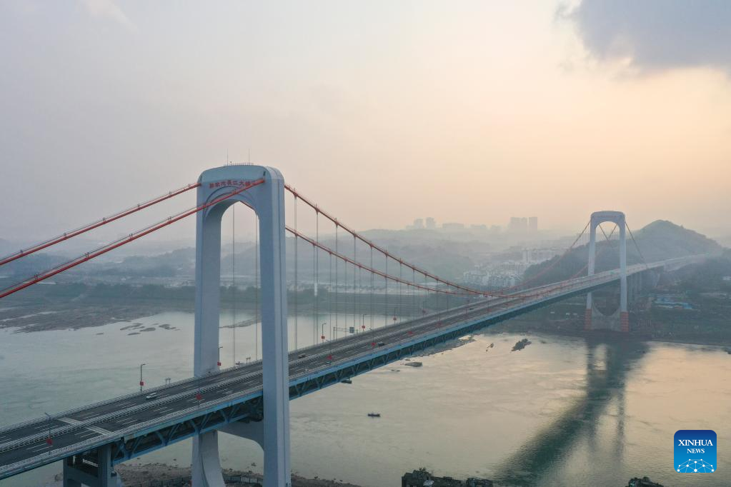 Guojiatuo Yangtze River Bridge opens to traffic in China's Chongqing