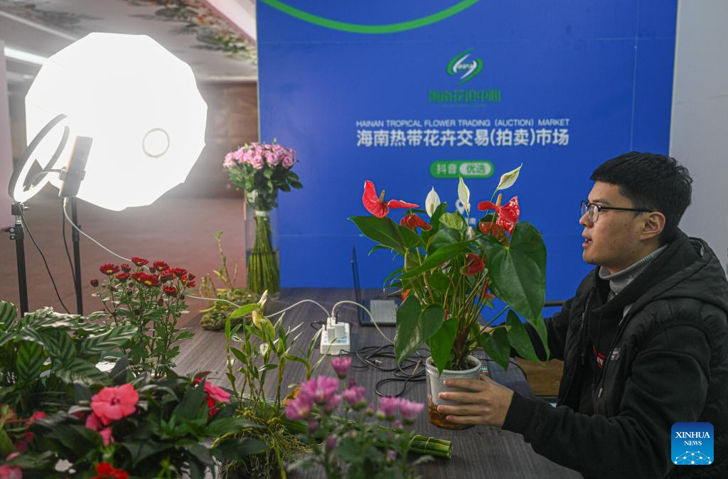 Hainan Tropical Flower Trading (Auction) Market held in Haikou, S China