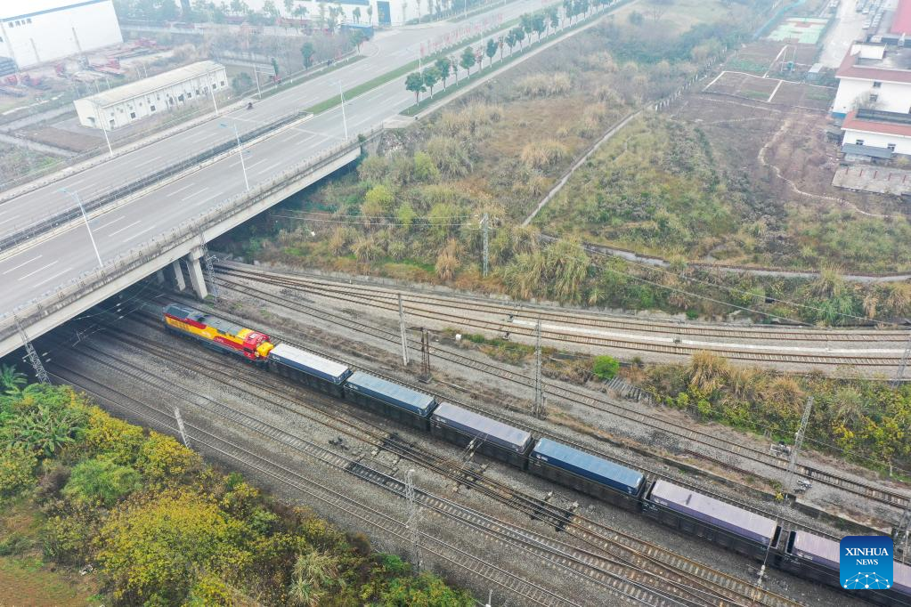 Chongqing 's first outbound cargo train of Land-Sea Trade Corridor in Year of Rabbit leaves for Qinzhou port