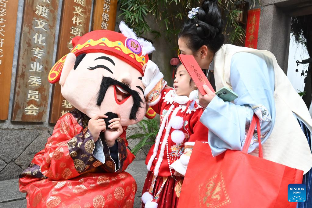 Ceremonies held to welcome God of Wealth across China