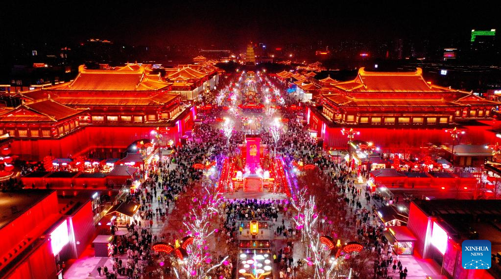Scenic spots in Xi'an welcome legions of tourists with colorful lights and lanterns