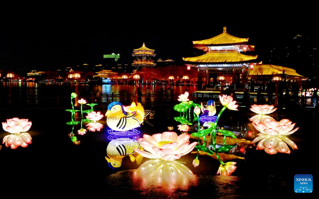 Scenic spots in Xi'an welcome legions of tourists with colorful lights and lanterns