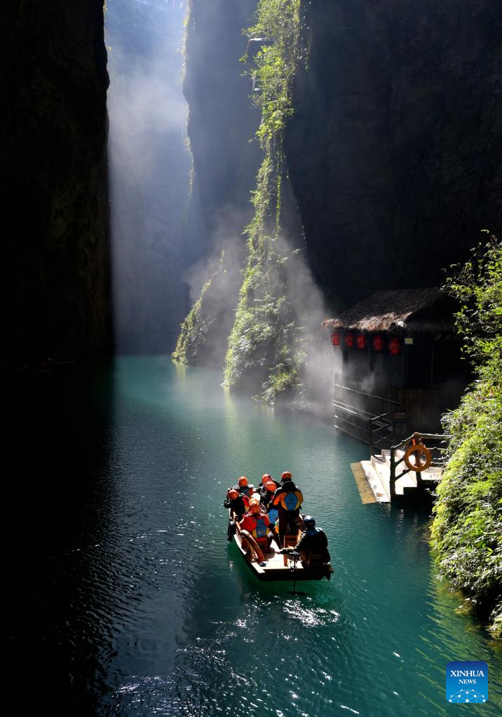 Tourists enjoy boat rides in Pingshan canyon in C China's Hubei