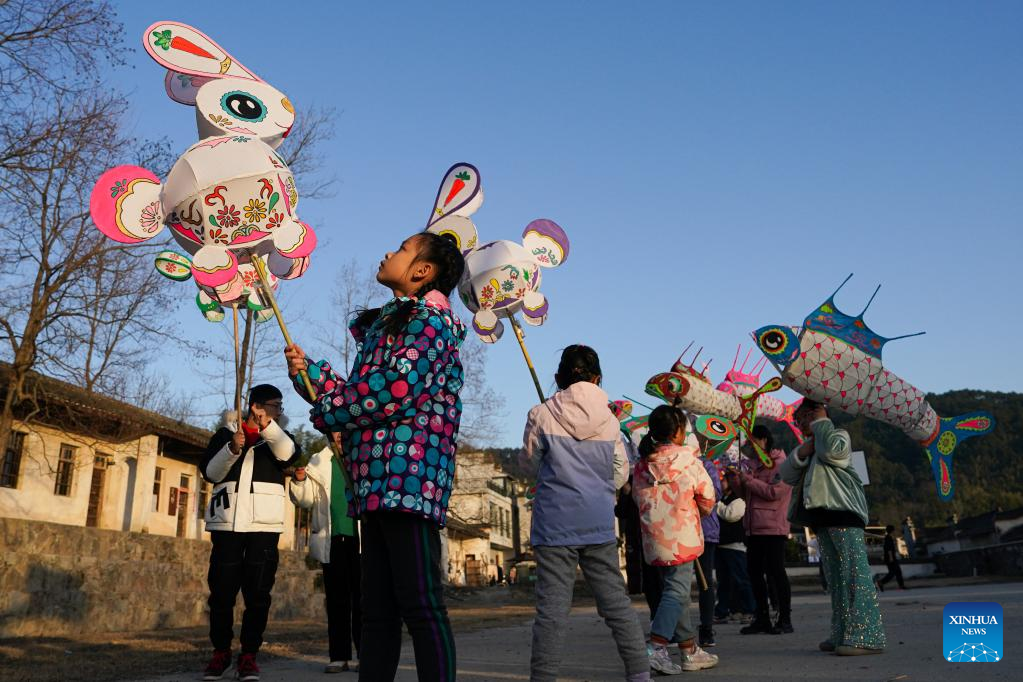 Tourists take part in lantern parade to celebrate Chinese New Year in E China's Anhui