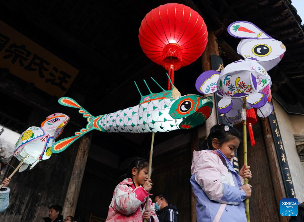 Tourists take part in lantern parade to celebrate Chinese New Year in E China's Anhui