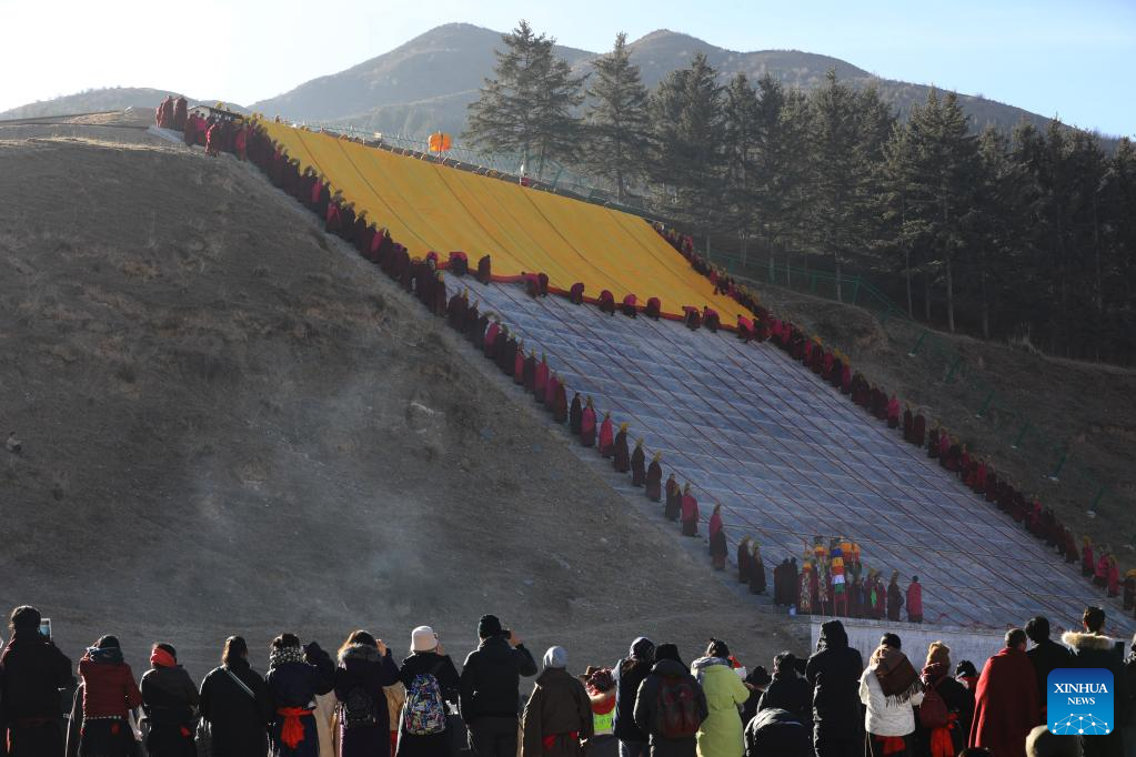 Tibetan Buddhist event in China's Gansu attracts believers, tourists