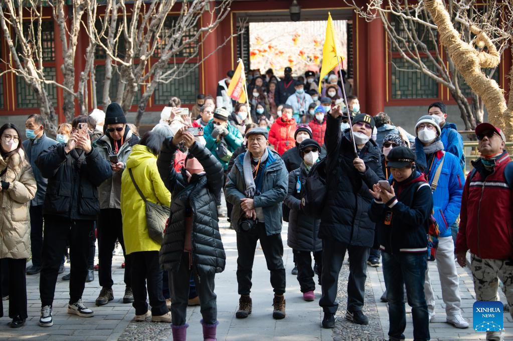 Elderly tourists from Hong Kong arrive in Beijing