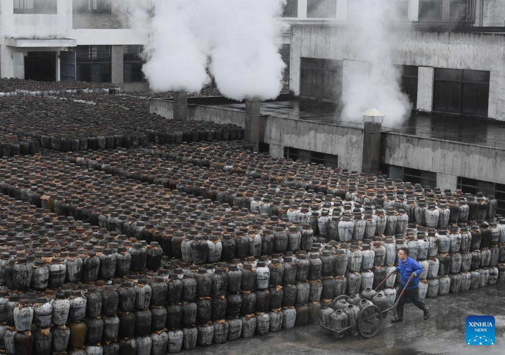 Rice wine produced with traditional method of brewing in Shaoxing, E China