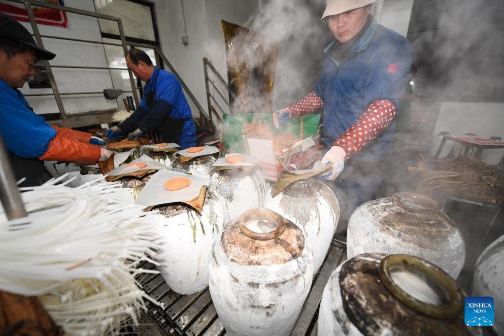 Rice wine produced with traditional method of brewing in Shaoxing, E China
