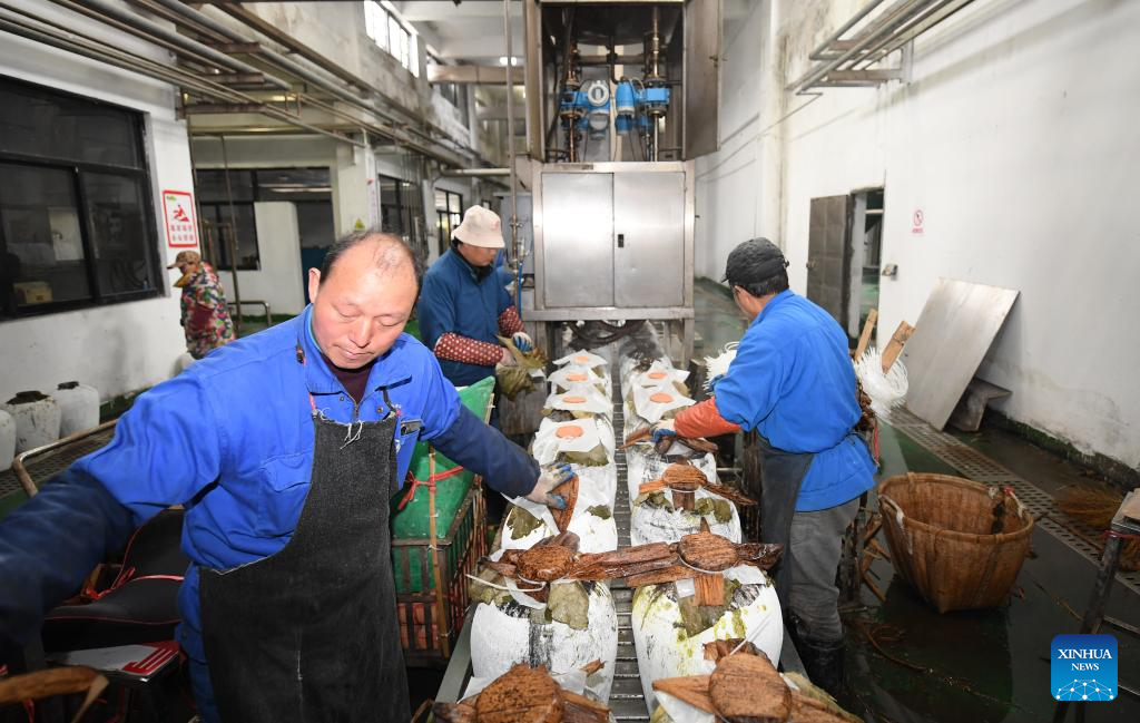 Rice wine produced with traditional method of brewing in Shaoxing, E China