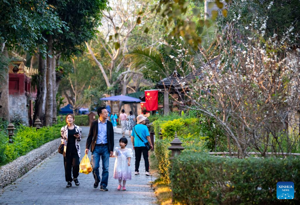 SW China's Xishuangbanna sees tourist visits up 554.51 pct y-o-y during Spring Festival