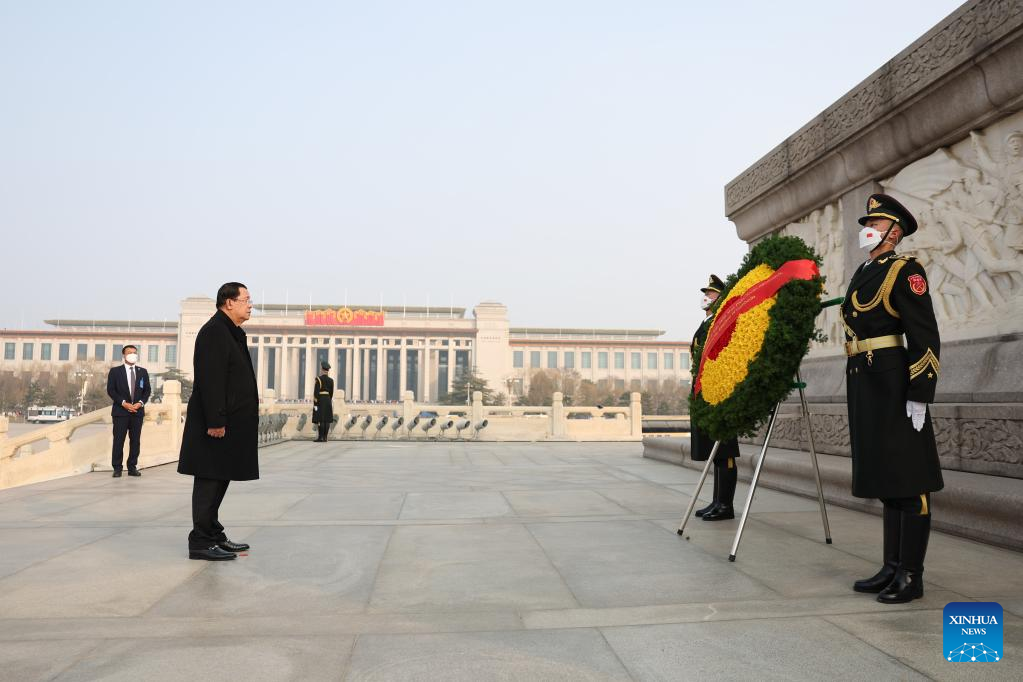 Cambodian PM lays wreath at Monument to People's Heroes in Beijing