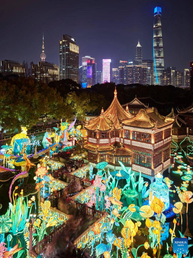 People watch lantern show at Yu Garden in Shanghai _Guangming Online