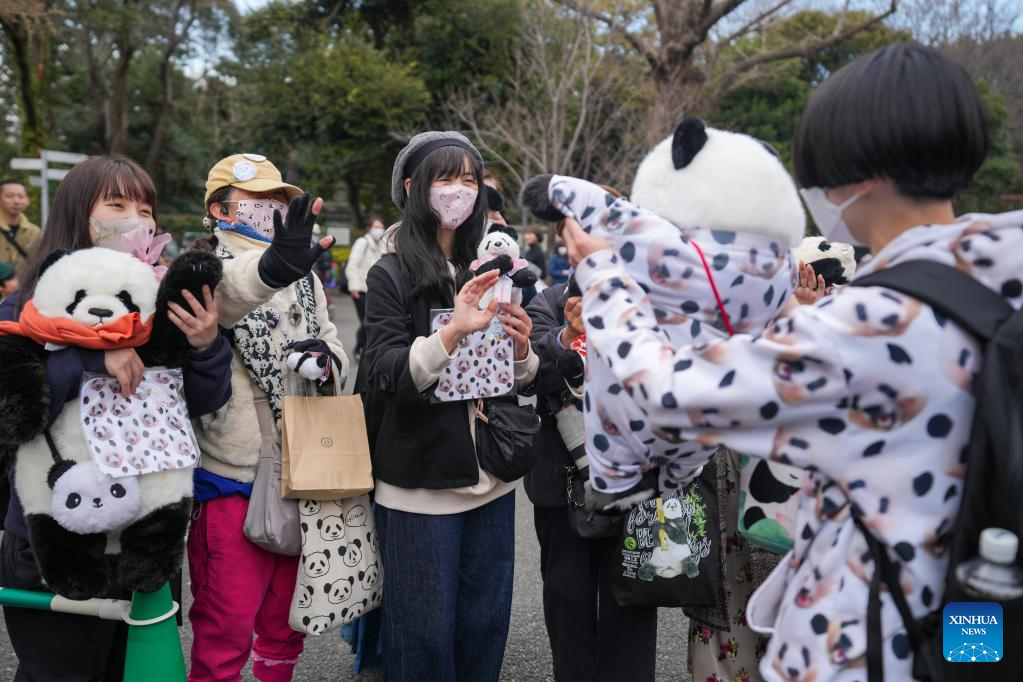 People in Tokyo flock to say goodbye to beloved giant panda Xiang Xiang