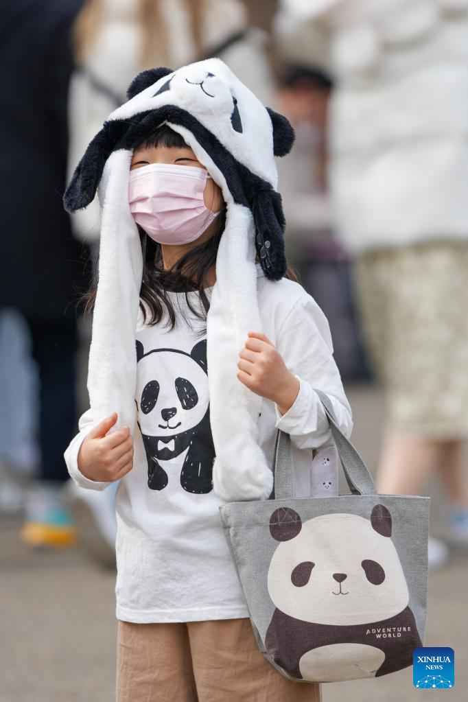 People in Tokyo flock to say goodbye to beloved giant panda Xiang Xiang