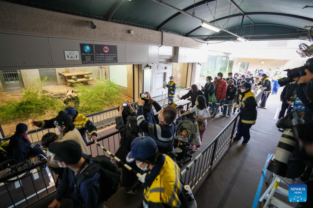 People in Tokyo flock to say goodbye to beloved giant panda Xiang Xiang