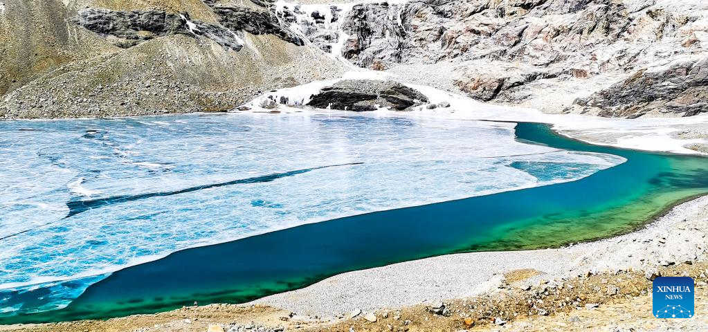 View of icy lake at foot of Mount Qungmknag in Lhasa
