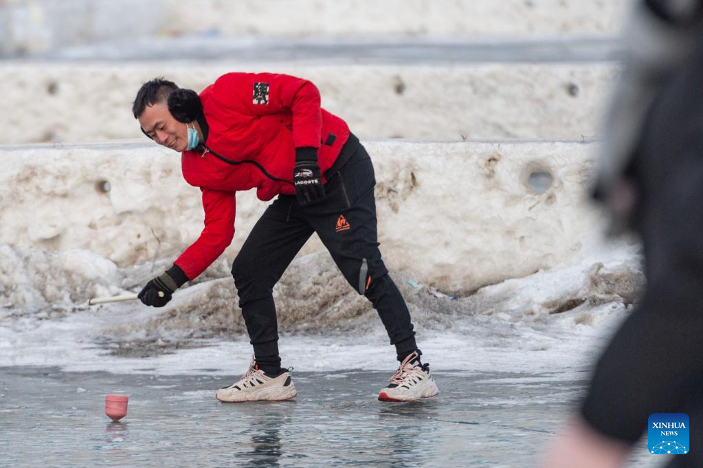 Tourists have fun at Harbin Songhua River Ice and Snow Carnival