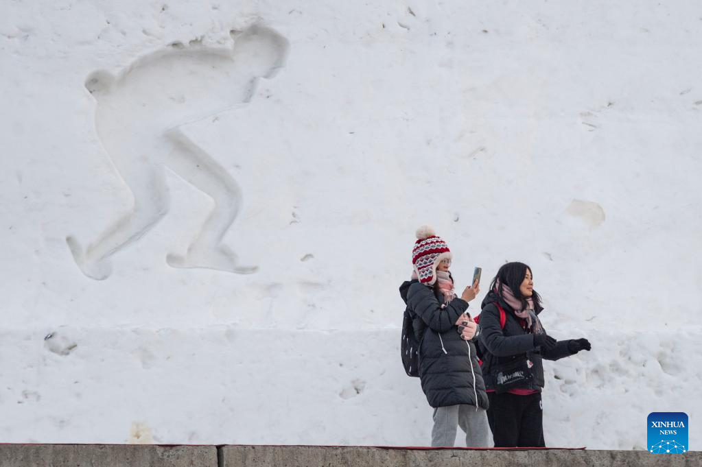 Tourists have fun at Harbin Songhua River Ice and Snow Carnival