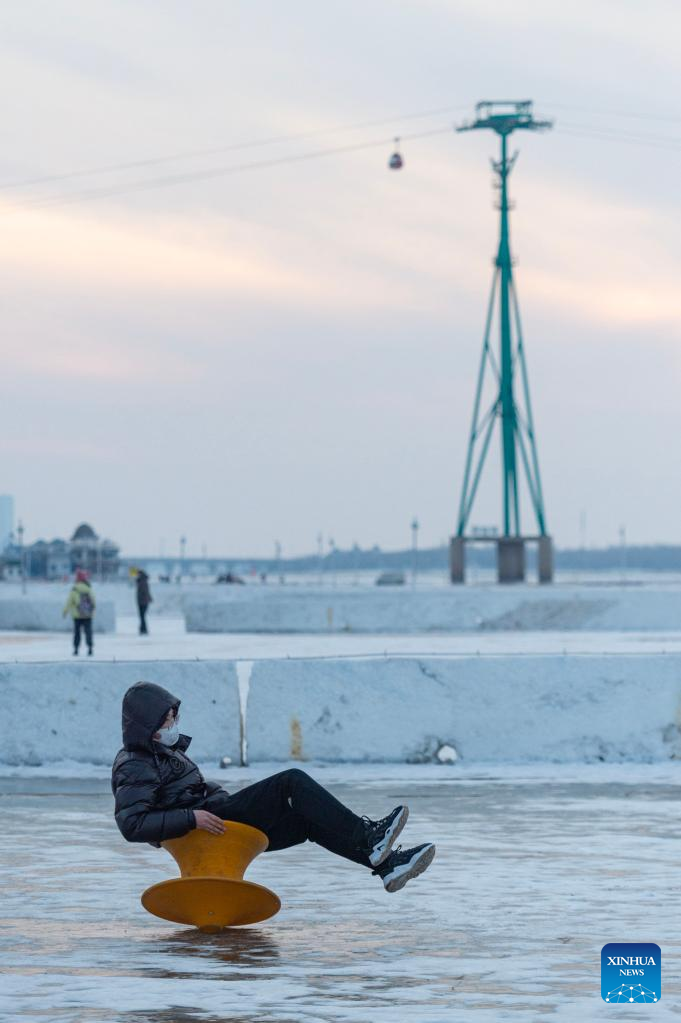 Tourists have fun at Harbin Songhua River Ice and Snow Carnival