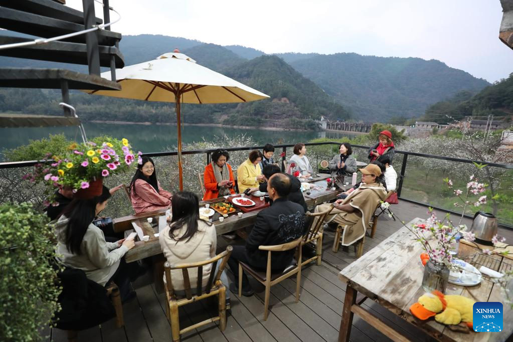 Spring flowers enchant people across China