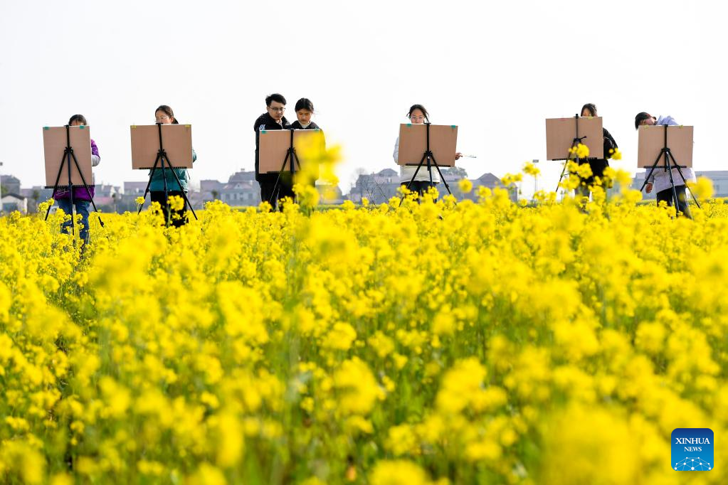 Spring flowers enchant people across China