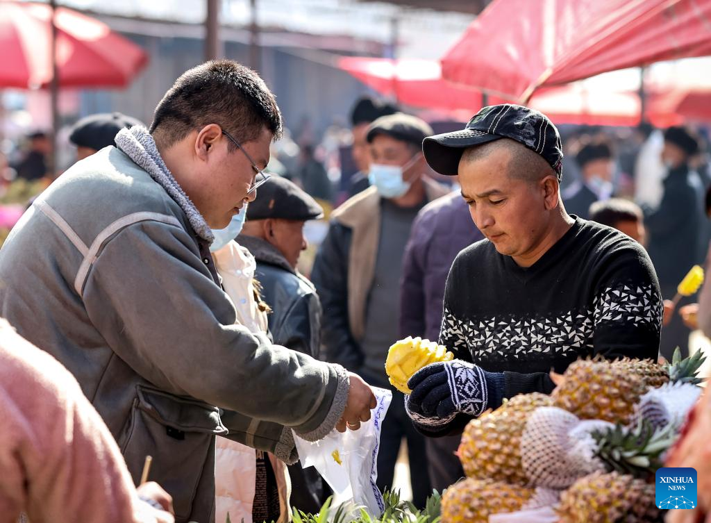 In pics: bazaar in Tokkuzak Township, NW China