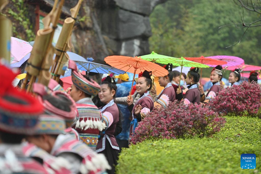 Tourists experience charm of ethnic culture in S China's Guangxi