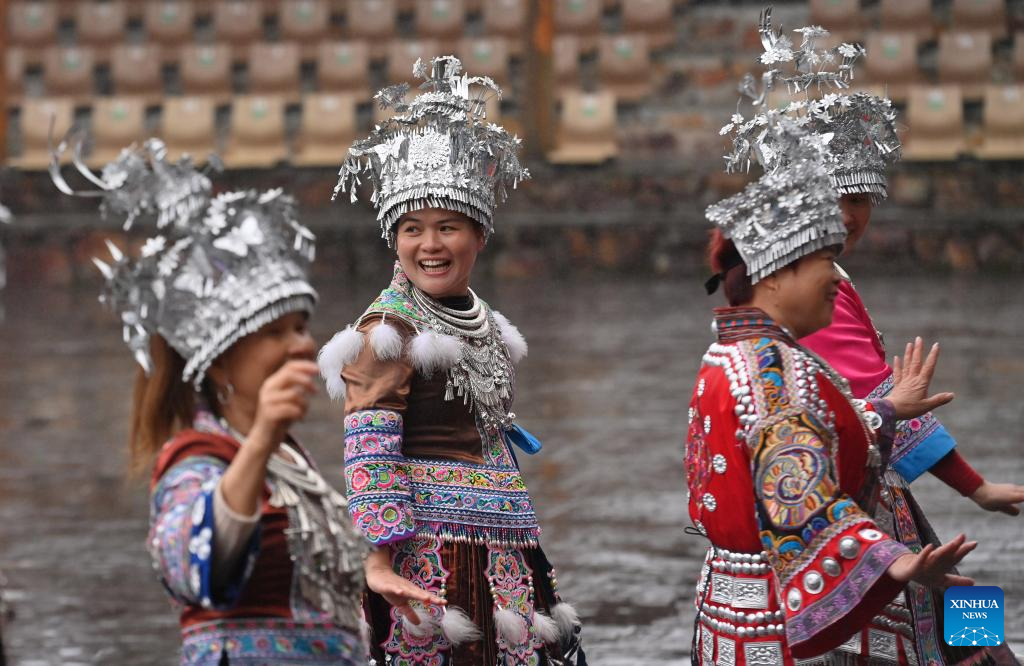 Tourists experience charm of ethnic culture in S China's Guangxi