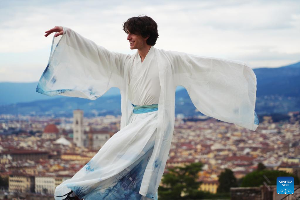 Feature: Italian dancer embraces Chinese culture to fill 