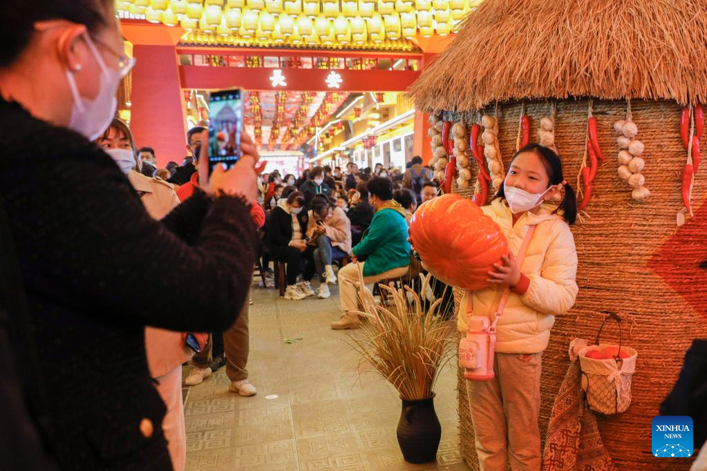 Night market becomes attraction to citizens and tourists in Lanzhou, NW China