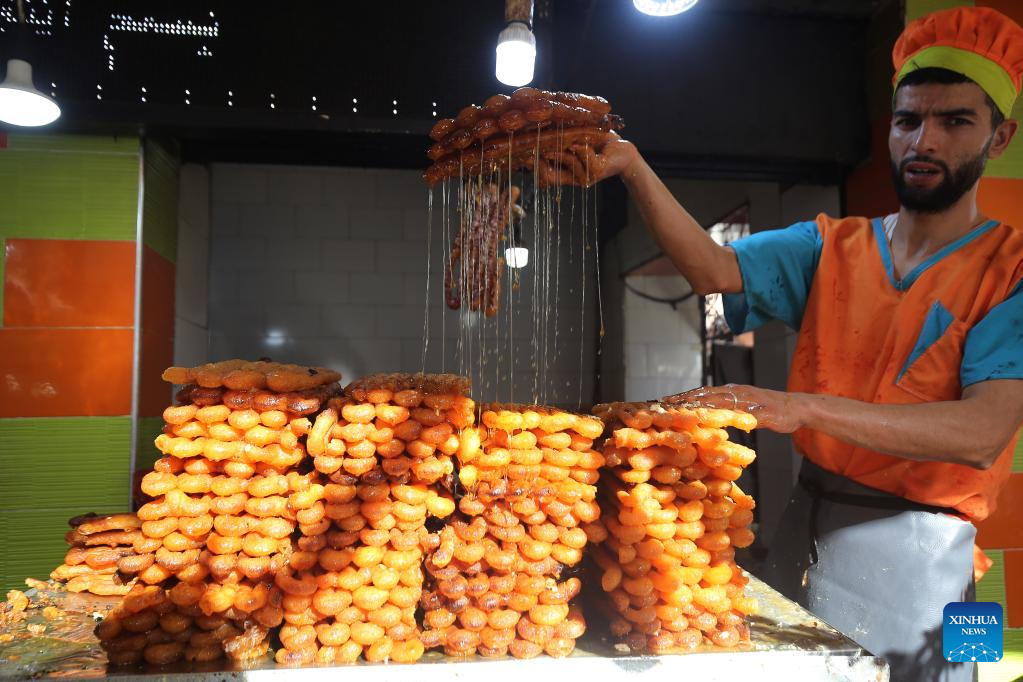 In pics: traditional dessert Zalabia in Boufarik, Algeria