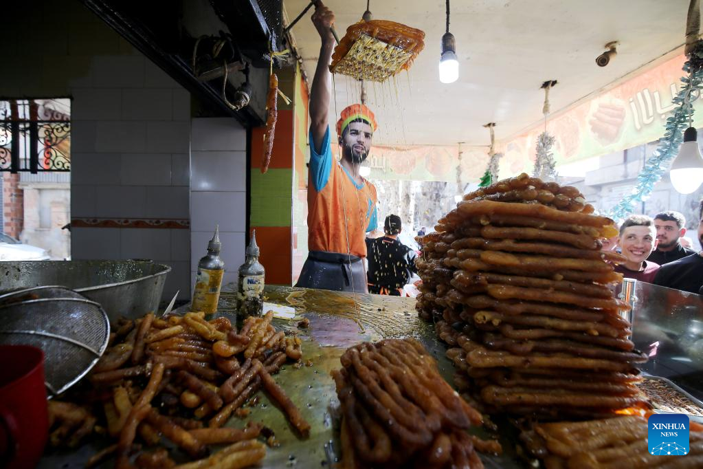 In pics: traditional dessert Zalabia in Boufarik, Algeria